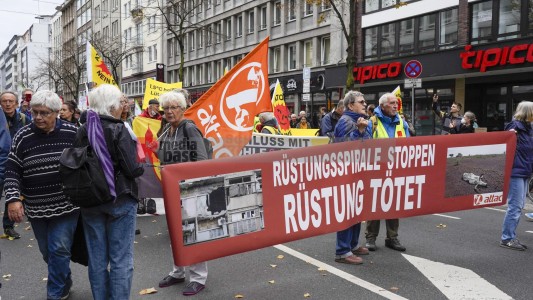 Aktionstag: Solidarischer Herbst - Düsseldorf <i>Bild 69844 jovofoto</i><br><a href=/email-download/?bld=69844><strong>DirektDownload</strong></a>
