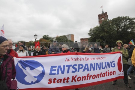Berlin: Aktionstag der Friedensbewegung <i>Bild 69492 Denner</i><br><a href=/email-download/?bld=69492><strong>DirektDownload</strong></a>
