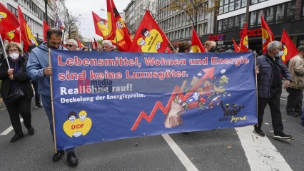 Aktionstag: Solidarischer Herbst - Düsseldorf <i>Bild 69848 jovofoto</i><br><a href=/confor2/?bld=69848&pst=69825&aid=23>Download (Anfrage)</a>  /  <a href=/?page_id=69825#jig2>zur Galerie</a>