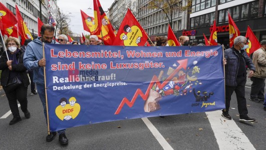 Aktionstag: Solidarischer Herbst - Düsseldorf <i>Bild 69848 jovofoto</i><br><a href=/email-download/?bld=69848><strong>DirektDownload</strong></a>