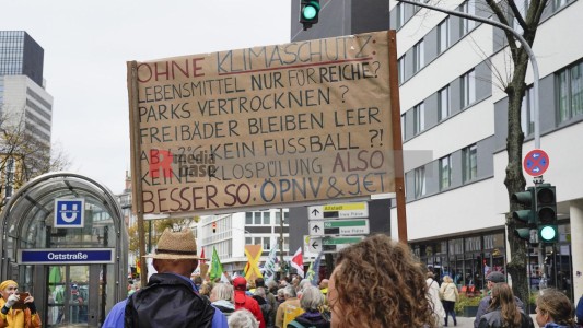 Aktionstag: Solidarischer Herbst - Düsseldorf <i>Bild 69851 jovofoto</i><br><a href=/email-download/?bld=69851><strong>DirektDownload</strong></a>