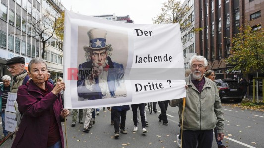 Aktionstag: Solidarischer Herbst - Düsseldorf <i>Bild 69853 jovofoto</i><br><a href=/email-download/?bld=69853><strong>DirektDownload</strong></a>