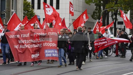 Aktionstag: Solidarischer Herbst - Düsseldorf <i>Bild 69864 jovofoto</i><br><a href=/confor2/?bld=69864&pst=69825&aid=23>Download (Anfrage)</a>  /  <a href=/?page_id=69825#jig2>zur Galerie</a>