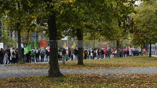 Aktionstag: Solidarischer Herbst - Düsseldorf <i>Bild 69867 jovofoto</i><br><a href=/email-download/?bld=69867><strong>DirektDownload</strong></a>