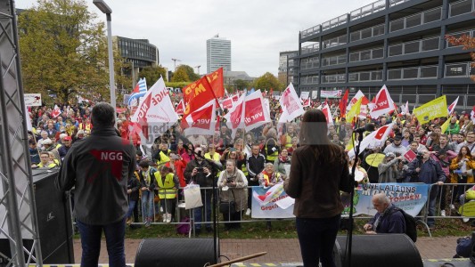 Aktionstag: Solidarischer Herbst - Düsseldorf <i>Bild 69882 jovofoto</i><br><a href=/email-download/?bld=69882><strong>DirektDownload</strong></a>