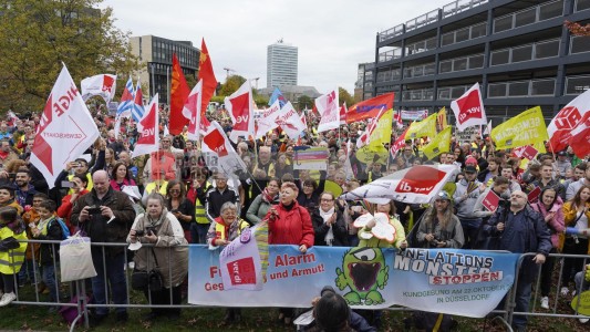 Aktionstag: Solidarischer Herbst - Düsseldorf <i>Bild 69871 jovofoto</i><br><a href=/email-download/?bld=69871><strong>DirektDownload</strong></a>