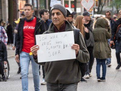Ein Teilnehmer an einer Protestdemonstration hält ein selbst geschriebenes Plakat mit der Aussage: 'Ich war im Krieg und fürchte ihn sehr'. <i>Bild 69806 Grueter</i><br><a href=/email-download/?bld=69806><strong>DirektDownload</strong></a>