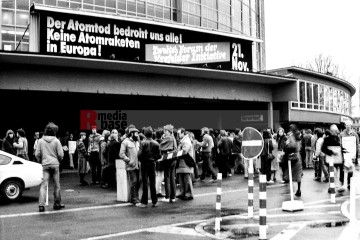 21.11.1981: krefelder forum, künstler für den frieden , dortmu | jovofoto / R-mediabase | <a href=/confor2/?bld=70117&t=d&pst=70115&aid=23&dc=2322&i1=jovofoto%20/%20R-mediabase><strong>Download Bild 70117...</strong></a>  |