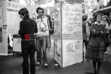 21.11.1981: krefelder forum, künstler für den frieden , dortmu | jovofoto / R-mediabase | <a href=/confor2/?bld=70120&t=d&pst=70115&aid=23&dc=2322&i1=jovofoto%20/%20R-mediabase><strong>Download Bild 70120...</strong></a>  |