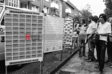 11.9.1982: künstler für den frieden,  ruhrstadion bochum | jovofoto / R-mediabase | <a href=/confor2/?bld=70154&t=d&pst=70151&aid=23&dc=0110&i1=jovofoto%20/%20R-mediabase><strong>Download Bild 70154...</strong></a>  |