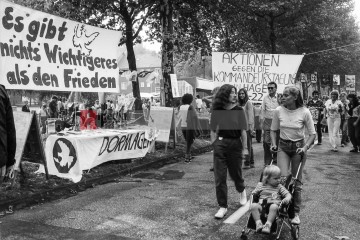 11.9.1982: künstler für den frieden,  ruhrstadion bochum | jovofoto / R-mediabase | <a href=/confor2/?bld=70156&t=d&pst=70151&aid=23&dc=0110&i1=jovofoto%20/%20R-mediabase><strong>Download Bild 70156...</strong></a>  |