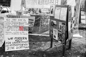 11.9.1982: künstler für den frieden,  ruhrstadion bochum | jovofoto / R-mediabase | <a href=/confor2/?bld=70157&t=d&pst=70151&aid=23&dc=0110&i1=jovofoto%20/%20R-mediabase><strong>Download Bild 70157...</strong></a>  |