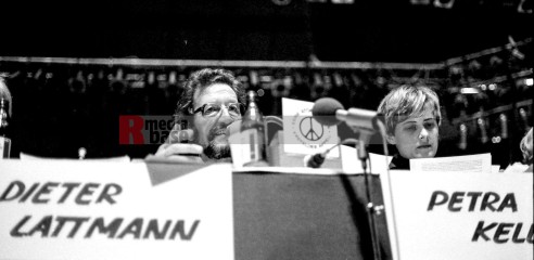 21.11.1981: krefelder forum, künstler für den frieden , dortmu | jovofoto / R-mediabase | <a href=/confor2/?bld=70123&t=d&pst=70115&aid=23&dc=2323&i1=jovofoto%20/%20R-mediabase><strong>Download Bild 70123...</strong></a>  |