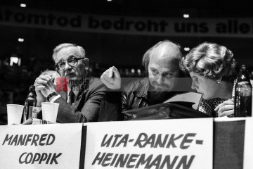 21.11.1981: krefelder forum, künstler für den frieden , dortmu | jovofoto / R-mediabase | <a href=/confor2/?bld=70126&t=d&pst=70115&aid=23&dc=2323&i1=jovofoto%20/%20R-mediabase><strong>Download Bild 70126...</strong></a>  |