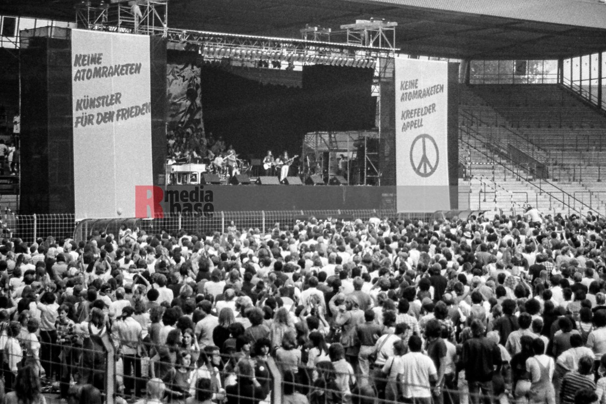 11.9.1982: künstler für den frieden,  ruhrstadion bochum <i>Bild 70166 jovofoto</i><br>