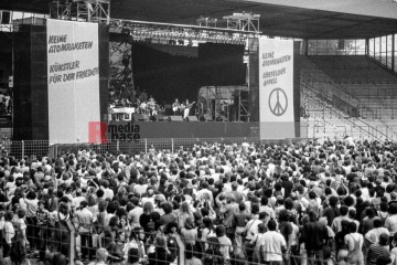 11.9.1982: künstler für den frieden,  ruhrstadion bochum | jovofoto / R-mediabase | <a href=/confor2/?bld=70166&t=d&pst=70151&aid=23&dc=0111&i1=jovofoto%20/%20R-mediabase><strong>Download Bild 70166...</strong></a>  |