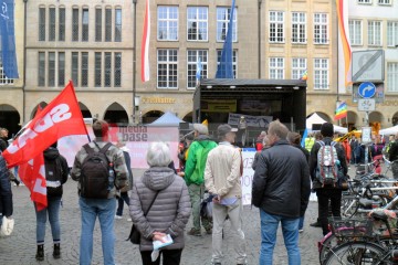 Proteste gegen das G7-Außenminister:innen-Treffen am 03.11.2022 <i>Bild 69962 Jan Große Nobis</i><br><a href=/confor2/?bld=69962&pst=69954&aid=74>Download (Anfrage)</a>  /  <a href=/?page_id=69954#jig2>zur Galerie</a>