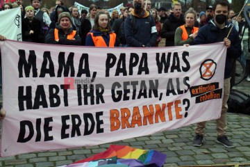 Proteste gegen das G7-Außenminister:innen-Treffen am 03.11.2022 <i>Bild 70011 Jan Große Nobis</i><br><a href=/confor2/?bld=70011&pst=69954&aid=74>Download (Anfrage)</a>  /  <a href=/?page_id=69954#jig2>zur Galerie</a>