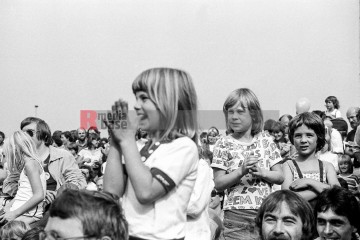 11.9.1982: künstler für den frieden,  ruhrstadion bochum | jovofoto / R-mediabase | <a href=/confor2/?bld=70175&t=d&pst=70151&aid=23&dc=0111&i1=jovofoto%20/%20R-mediabase><strong>Download Bild 70175...</strong></a>  |