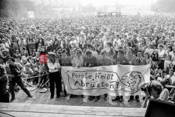 11.9.1982: künstler für den frieden,  ruhrstadion bochum | jovofoto / R-mediabase | <a href=/confor2/?bld=70187&t=d&pst=70151&aid=23&dc=0111&i1=jovofoto%20/%20R-mediabase><strong>Download Bild 70187...</strong></a>  |