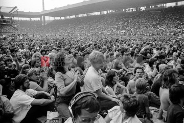 11.9.1982: künstler für den frieden,  ruhrstadion bochum | jovofoto / R-mediabase | <a href=/confor2/?bld=70193&t=d&pst=70151&aid=23&dc=0111&i1=jovofoto%20/%20R-mediabase><strong>Download Bild 70193...</strong></a>  |