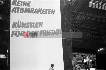11.9.1982: künstler für den frieden,  ruhrstadion bochum | jovofoto / R-mediabase | <a href=/confor2/?bld=70196&t=d&pst=70151&aid=23&dc=0112&i1=jovofoto%20/%20R-mediabase><strong>Download Bild 70196...</strong></a>  |