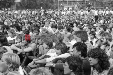 11.9.1982: künstler für den frieden,  ruhrstadion bochum | jovofoto / R-mediabase | <a href=/confor2/?bld=70212&t=d&pst=70151&aid=23&dc=0112&i1=jovofoto%20/%20R-mediabase><strong>Download Bild 70212...</strong></a>  |