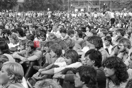 11.9.1982: künstler für den frieden,  ruhrstadion bochum <i>Bild 70212 jovofoto</i><br><a href=/email-download/?bld=70212><strong>DirektDownload</strong></a>