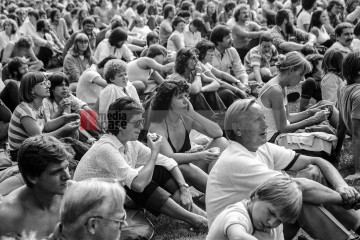 11.9.1982: künstler für den frieden,  ruhrstadion bochum | jovofoto / R-mediabase | <a href=/confor2/?bld=70213&t=d&pst=70151&aid=23&dc=0112&i1=jovofoto%20/%20R-mediabase><strong>Download Bild 70213...</strong></a>  |