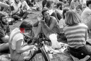 11.9.1982: künstler für den frieden,  ruhrstadion bochum | jovofoto / R-mediabase | <a href=/confor2/?bld=70226&t=d&pst=70151&aid=23&dc=0113&i1=jovofoto%20/%20R-mediabase><strong>Download Bild 70226...</strong></a>  |