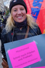 Demonstration in Dortmund: Gerechtigkeit für Mouhamed gefordert <i>Bild 70453 Bitzel</i><br><a href=/confor2/?bld=70453&pst=70449&aid=70>Download (Anfrage)</a>  /  <a href=/?page_id=70449#jig2>zur Galerie</a>