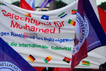 Demonstration in Dortmund: Gerechtigkeit für Mouhamed gefordert <i>Bild 70458 Bitzel</i><br><a href=/confor2/?bld=70458&pst=70449&aid=70>Download (Anfrage)</a>  /  <a href=/?page_id=70449#jig2>zur Galerie</a>