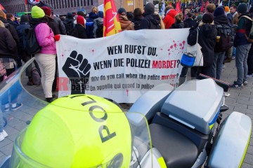 Demonstration in Dortmund: Gerechtigkeit für Mouhamed gefordert <i>Bild 70461 Bitzel</i><br><a href=/confor2/?bld=70461&pst=70449&aid=70>Download (Anfrage)</a>  /  <a href=/?page_id=70449#jig2>zur Galerie</a>