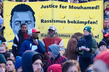 Demonstration in Dortmund: Gerechtigkeit für Mouhamed gefordert <i>Bild 70467 Bitzel</i><br><a href=/confor2/?bld=70467&pst=70449&aid=70>Download (Anfrage)</a>  /  <a href=/?page_id=70449#jig2>zur Galerie</a>