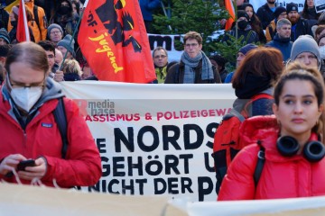 Demonstration in Dortmund: Gerechtigkeit für Mouhamed gefordert <i>Bild 70468 Bitzel</i><br><a href=/confor2/?bld=70468&pst=70449&aid=70>Download (Anfrage)</a>  /  <a href=/?page_id=70449#jig2>zur Galerie</a>
