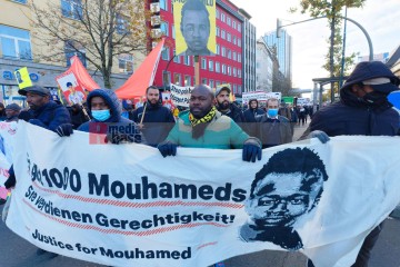 Demonstration in Dortmund: Gerechtigkeit für Mouhamed gefordert <i>Bild 70469 Bitzel</i><br><a href=/confor2/?bld=70469&pst=70449&aid=70>Download (Anfrage)</a>  /  <a href=/?page_id=70449#jig2>zur Galerie</a>