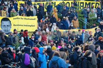 Demonstration in Dortmund: Gerechtigkeit für Mouhamed gefordert <i>Bild 70470 Bitzel</i><br><a href=/confor2/?bld=70470&pst=70449&aid=70>Download (Anfrage)</a>  /  <a href=/?page_id=70449#jig2>zur Galerie</a>