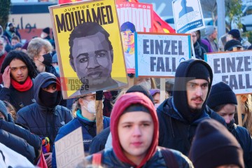 Demonstration in Dortmund: Gerechtigkeit für Mouhamed gefordert <i>Bild 70474 Bitzel</i><br><a href=/confor2/?bld=70474&pst=70449&aid=70>Download (Anfrage)</a>  /  <a href=/?page_id=70449#jig2>zur Galerie</a>