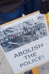 Demonstration in Dortmund: Gerechtigkeit für Mouhamed gefordert <i>Bild 70476 Bitzel</i><br><a href=/confor2/?bld=70476&pst=70449&aid=70>Download (Anfrage)</a>  /  <a href=/?page_id=70449#jig2>zur Galerie</a>