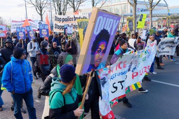 Demonstration in Dortmund: Gerechtigkeit für Mouhamed gefordert <i>Bild 70480 Bitzel</i><br><a href=/confor2/?bld=70480&pst=70449&aid=70>Download (Anfrage)</a>  /  <a href=/?page_id=70449#jig2>zur Galerie</a>