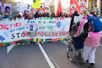 Demonstration in Dortmund: Gerechtigkeit für Mouhamed gefordert <i>Bild 70490 Bitzel</i><br><a href=/confor2/?bld=70490&pst=70449&aid=70>Download (Anfrage)</a>  /  <a href=/?page_id=70449#jig2>zur Galerie</a>