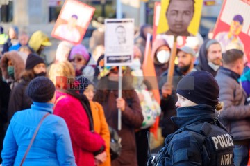 Demonstration in Dortmund: Gerechtigkeit für Mouhamed gefordert <i>Bild 70499 Bitzel</i><br><a href=/confor2/?bld=70499&pst=70449&aid=70>Download (Anfrage)</a>  /  <a href=/?page_id=70449#jig2>zur Galerie</a>