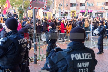 Demonstration in Dortmund: Gerechtigkeit für Mouhamed gefordert <i>Bild 70501 Bitzel</i><br><a href=/confor2/?bld=70501&pst=70449&aid=70>Download (Anfrage)</a>  /  <a href=/?page_id=70449#jig2>zur Galerie</a>