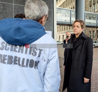 Scientists Rebellion protestieren vor dem Wirtschaftsministerium in NRW <i>Bild 70590 Anton Ilai Detailreich</i><br><a href=/email-download/?bld=70590><strong>DirektDownload</strong></a>