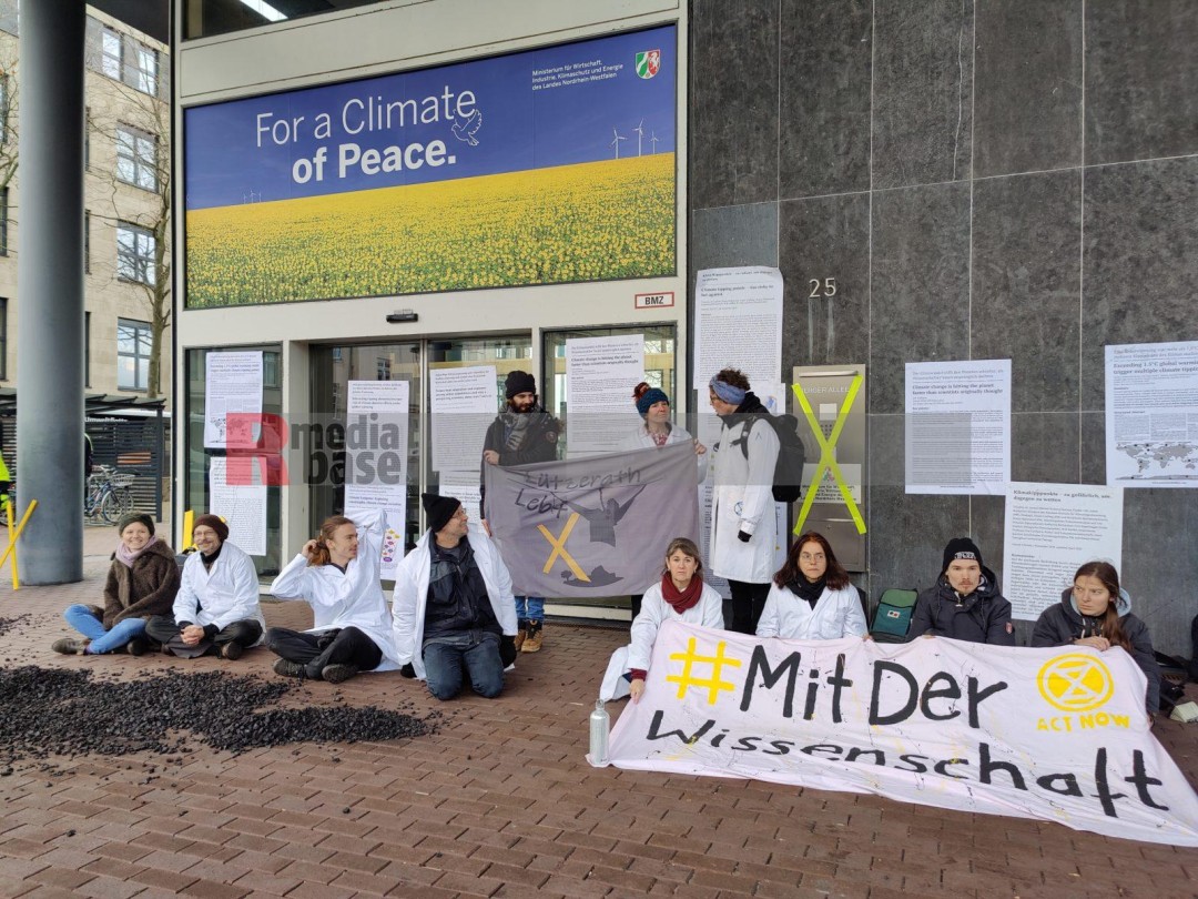 Scientists Rebellion protestieren vor dem Wirtschaftsministerium in NRW <i>Bild 70581 Anton Ilai Detailreich</i><br>