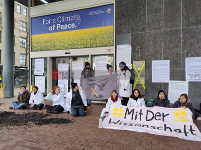 Scientists Rebellion protestieren vor dem Wirtschaftsministerium in NRW <i>Bild 70581 Anton Ilai Detailreich</i><br><a href=/email-download/?bld=70581><strong>DirektDownload</strong></a>