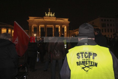 Protestmahnwache vor der US-Botschaft in Berlin <i>Bild 72082 Denner</i><br><a href=/email-download/?bld=72082><strong>DirektDownload</strong></a>