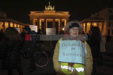 Protestmahnwache vor der US-Botschaft in Berlin <i>Bild  72080 Denner</i> / <a href=/confor2/?bld=72080&pst=72079&aid=86>Anfrage <strong>Download</strong></a> / 