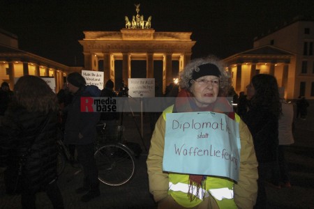 Protestmahnwache vor der US-Botschaft in Berlin <i>Bild 72080 Denner</i><br><a href=/email-download/?bld=72080><strong>DirektDownload</strong></a>