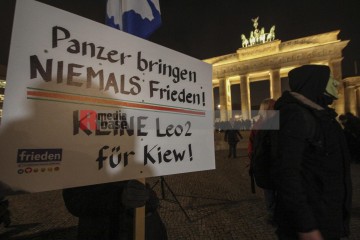Protestmahnwache vor der US-Botschaft in Berlin <i>Bild 72084 Denner</i><br><a href=/confor2/?bld=72084&pst=72079&aid=86>Download (Anfrage)</a>  /  <a href=/?page_id=72079#jig2>zur Galerie</a>